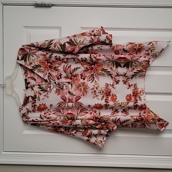 Relativity Floral Blouse - Picture 1 of 12